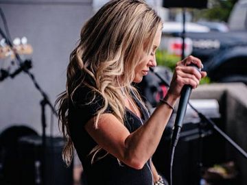 Leigh Hutchins Leigh Hutchins